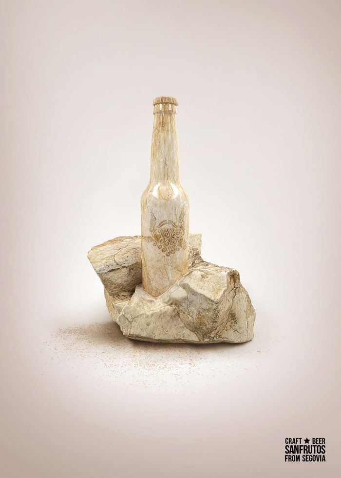 Cartel SanFrutos: botella tallada en piedra caliza dorada