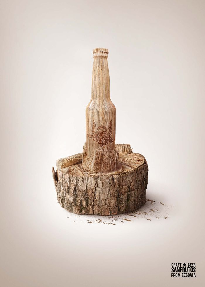 SanFrutos — botella tallada en madera sobre un tronco